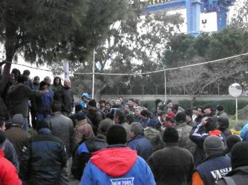 Εργαζόμενοι της Ναυπηγοεπισκευαστικής Ζώνης μπροστά στην πύλη των Ναυπηγείων Ελευσίνας, στην περιφρούρηση της απεργίας για την υπογραφή Συλλογικής Σύμβασης
