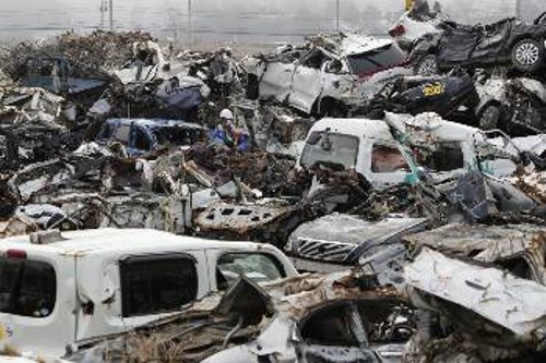 Τόννοι από λαμαρίνες κατεστραμμένων αυτοκινήτων παραμένουν σε περιοχές της νομαρχίας Μιγιάγκι...