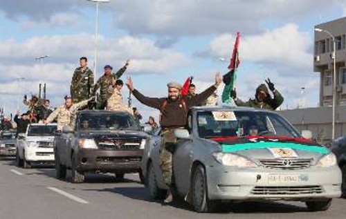 Στιγμιότυπα από τους πανηγυρισμούς ένοπλων ισλαμιστών στους δρόμους της Τρίπολης, μετά την ανατροπή Καντάφι...