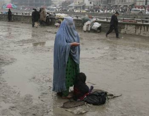 Γυναίκα εξαθλιωμένη με την «μπούρκα» ζητιανεύει μαζί με το παιδί της στην Καμπούλ
