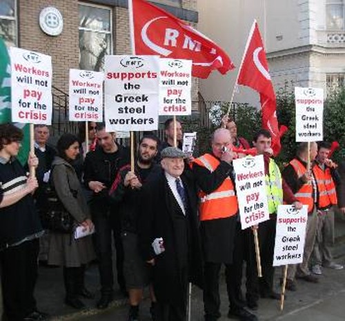 Από κινητοποίηση αλληλεγγύης στους χαλυβουργούς που οργανώθηκε έξω από την ελληνική πρεσβεία, στο Λονδίνο