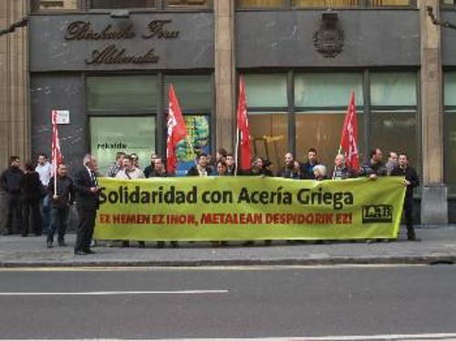 Μια από τις πολυάριθμες εκδηλώσεις αλληλεγγύης στο εξωτερικό υπέρ των απεργών χαλυβουργών. Το στιγμιότυπο είναι από συγκέντρωση εργαζομένων στο ελληνικό προξενείο στο Μπιλμπάο της Ισπανίας