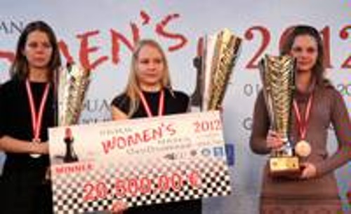 Η πρωταθλήτρια Ευρώπης ΙΜ Γκούνινα Βαλεντίνα ανάμεσα στις GM Μουζίτσουκ Αννα και Κοσίντσεβα Τατιάνα