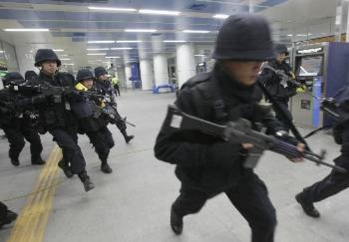 Από αντιτρομοκρατική άσκηση ενόψει των δρακόντειων μέτρων αστυνόμευσης που εφαρμόζονται στη Σεούλ λόγω της Διάσκεψης για την Πυρηνική Ασφάλεια