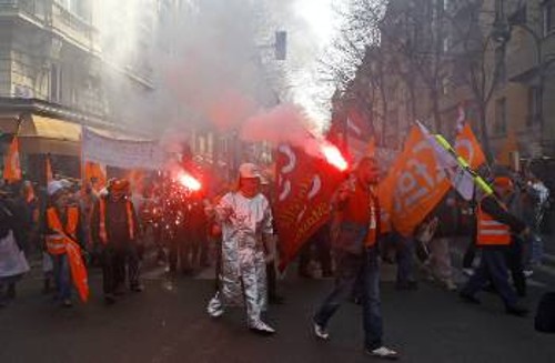 Από πρόσφατη διαδήλωση των μεταλλεργατών στη Γαλλία