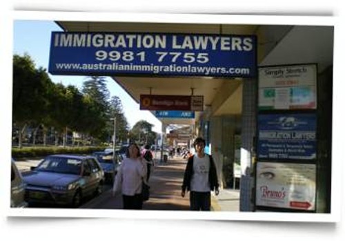 Οι δικηγόροι εξειδικευμένοι στα θέματα μετανάστευσης είναι ένα μέρος της κερδοφόρας επιχείρησης της χώρας