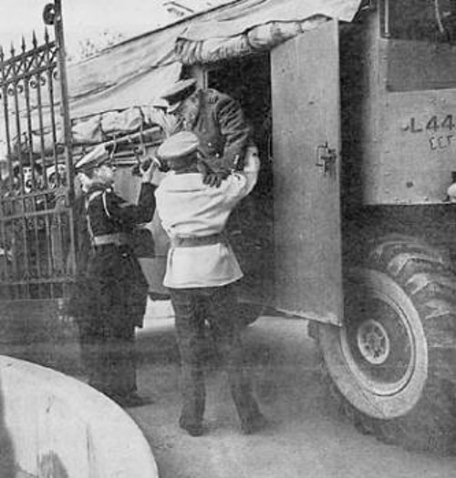25 Δεκέμβρη 1944. Ο Τσόρτσιλ κατεβαίνει από βρετανικό τεθωρακισμένο όχημα που τον μετέφερε από το αεροδρόμιο στην Αθήνα