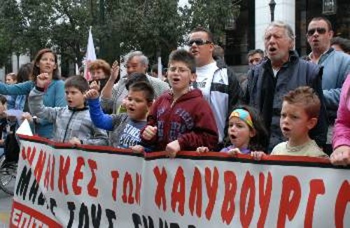 Με τα παιδιά και τις γυναίκες τους στο πλευρό οι απεργοί χαλυβουργοί απαίτησαν χτες από την κυβέρνηση να σταματήσει να κάνει πλάτες στον Μάνεση