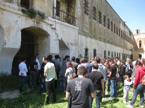 Από επίσκεψη μαθητικών Οργανώσεων της ΚΝΕ στις φυλακές του Ιτζεδίν