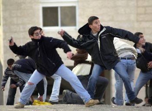 Νεαροί Παλαιστίνιοι αγωνίζονται με πέτρες ενάντια στον ισραηλινό στρατό