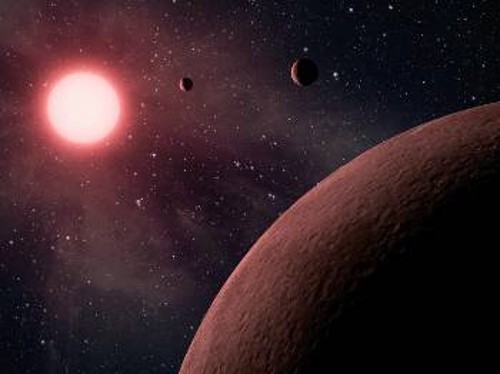 Καλλιτεχνική απεικόνιση του πλανητικού συστήματος KOI-961, με τους τρεις μικρότερους εξωπλανήτες, που έχει ανακαλύψει ως τώρα το τηλεσκόπιο Κέπλερ. Το άστρο, που βρίσκεται 130 έτη φωτός μακριά, στον αστερισμό του Κύκνου, είναι ένας κόκκινος νάνος, με διάμετρο μόλις το ένα έκτο του Ηλιου, ή 70% μεγαλύτερος από το Δία. Ο πιο μακρινός πλανήτης έχει μέγεθος σαν του Αρη, ο δεύτερος 0,78 φορές και ο τρίτος 0,73 φορές το μέγεθος της Γης. Κανένας δεν είναι κατοικήσιμος λόγω εγγύτητας στο άστρο