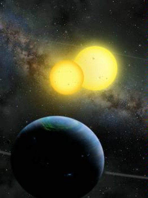 Στο πλανητικό σύστημα Κέπλερ-35, πλανήτης μεγέθους Κρόνου περιφέρεται γύρω από ένα ζεύγος αστέρων. Ο πλανήτης κάνει μια περιφορά κάθε 131 ημέρες, ενώ τα άστρα κάνουν μια περιφορά μεταξύ τους μέσα σε 21 ημέρες