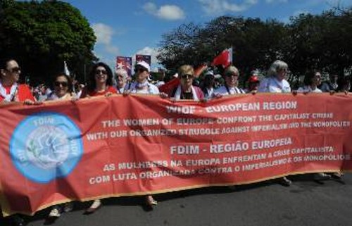 Με σύνθημα «Οι γυναίκες της Ευρώπης απαντάμε στην καπιταλιστική κρίση με οργανωμένη πάλη ενάντια στον ιμπεριαλισμό και τα μονοπώλια», διαδήλωσαν οι οργανώσεις του Ευρωπαϊκού Γραφείου της ΠΔΟΓ στη Βραζιλία