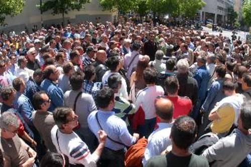 Μαζικά συμμετέχουν οι εργάτες στις κινητοποιήσεις στο κέντρο της Αθήνας, ενώ συνεχίζονται οι απεργίες (φωτ. από τη συγκέντρωση την περασμένη Τετάρτη)
