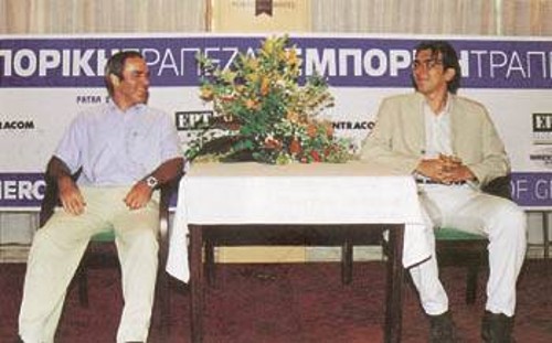 Ο πρωταθλητής Ελλάδας 2001 Χρ. Μπανίκας με τον πρώην παγκόσμιο πρωταθλητή Γκάρι Κασπάροβ στην Πάτρα. Στην ένθετη φωτό, ο συμπρωταθλητής Ελλάδας 2001 Στέλιος Χαλκιάς