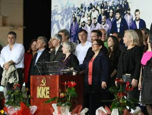 Η Αλέκα Παπαρήγα στην εξέδρα με τους υποψήφιους βουλευτές του Κόμματος στην Α' και Β' Θεσσαλονίκης
