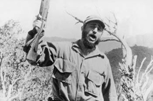 Ο Φιντέλ Κάστρο, επικεφαλής του Επαναστατικού Στρατού, στα βουνά της Σιέρα Μαέστρα, το 1958, λίγο πριν την τελική και νικηφόρα επίθεση