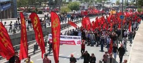 Μαζικά ήταν μπλόκ του ΚΚ Τουρκίας στους γιορτασμούς της Εργατικής Πρωτομαγιάς