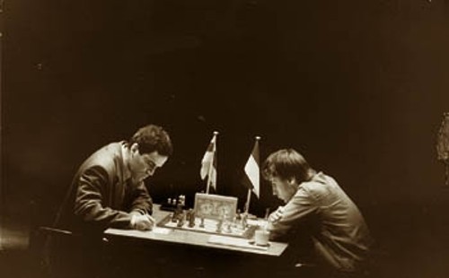 Αριστερά ο Γκάρι Κασπάροβ, που επιμένει να μη συμμετέχει στο επίσημο Παγκόσμιο της FIDE(;). Δεξιά ο τωρινός διεκδικητής του τίτλου Βασ. Ιβαντσούκ