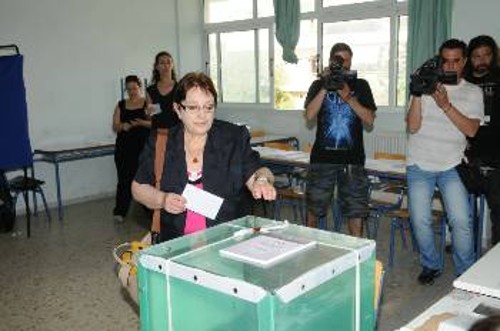 Η Αλέκα Παπαρήγα ψήφισε χτες σε εκλογικό κέντρο της Πετρούπολης