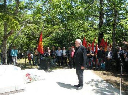 Ο Θ. Κωνσταντινίδης καταθέτει λουλούδια στο μνήμα του Χ. Φλωράκη, εκ μέρους της ΚΕ του ΚΚΕ
