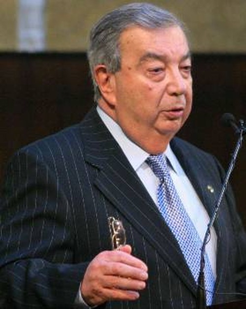 Ο Γιεβγκένι Πριμακόφ, οικονομολόγος, διεθνολόγος, πρώην αναπληρωματικό μέλος του Πολιτικού Γραφείου της ΚΕ του Κομμουνιστικού Κόμματος Σοβιετικής Ενωσης (ΚΚΣΕ). Μετά την ανατροπή του σοσιαλισμού επικεφαλής των υπηρεσιών κατασκοπίας της Ρωσίας (1991-1996), υπουργός Εξωτερικών (1996-1998), ανέλαβε να «ξελασπώσει» το αστικό σύστημα στην οικονομική κρίση του 1998 ως πρωθυπουργός στην κυβέρνηση «λαϊκής εμπιστοσύνης»