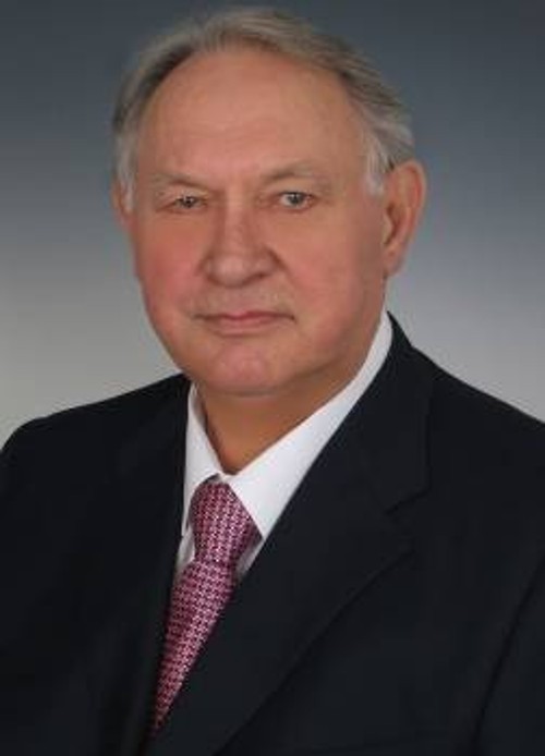 Ο Γιούρι Μασλιουκόφ, πρώην μέλος Πολιτικού Γραφείου της ΚΕ του Κομμουνιστικού Κόμματος Σοβιετικής Ενωσης (ΚΚΣΕ) και αντιπρόεδρος της σοβιετικής κυβέρνησης (1988-1990). Μετά την ανατροπή του σοσιαλισμού εντάχθηκε στο Κομμουνιστικό Κόμμα Ρωσικής Ομοσπονδίας (ΚΚΡΟ) και ήταν μέλος του Προεδρείου της ΚΕ του ΚΚΡΟ όταν το 1998 ανέλαβε πρώτος αντιπρόεδρος στην κυβέρνηση «λαϊκής εμπιστοσύνης» του Πριμακόφ