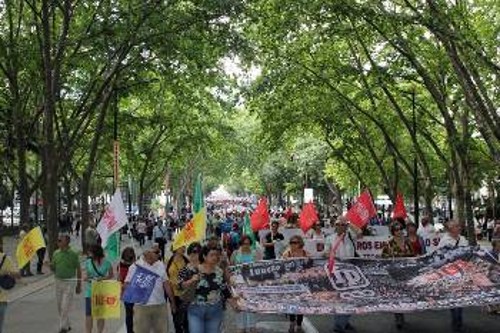 Από την μεγάλη διαδήλωση στη Λισαβόνα