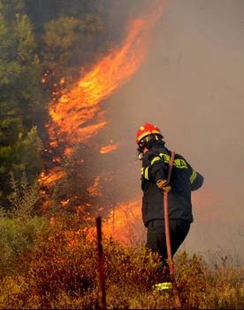 Στη μάχη με τις φλόγες αλλά και τις ελλείψεις βρίσκονταν για περισσότερες από 24 ώρες οι πυροσβέστες