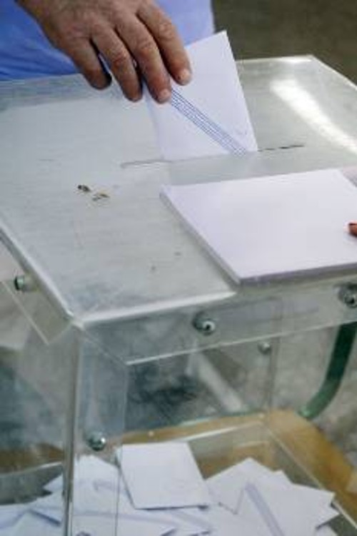 Μια διαδικασία καθολικής ψήφου των ομογενών θα δημιουργήσει σοβαρό κίνδυνο διόγκωσης του εκλογικού σώματος από ψηφοφόρους που έχουν χάσει την επαφή τους με την ελληνική πραγματικότητα, σημειώνει το ΚΚΕ