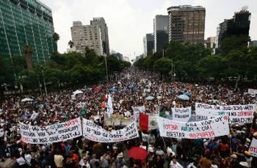 Από πρόσφατη μαζική διαδήλωση φοιτητών στην Πόλη του Μεξικού
