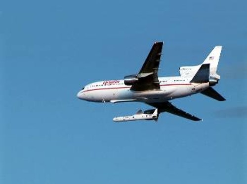 Το αεροπλάνο «Στάργκεϊζερ» της εταιρείας «Ορμπιταλ Σάιενς Κορπορέισον», απελευθερώνει σε ύψος 11 χιλιομέτρων τον πύραυλο φορέα «Πήγασος XL», σε μια δοκιμαστική πτήση που έγινε πριν την εκτόξευση και τοποθέτηση σε τροχιά του NuStar