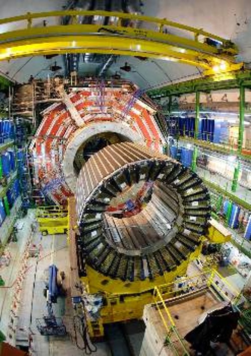 Ο πυρήνας του μεγαλύτερου υπεραγώγιμου σωληνοειδούς μαγνήτη, στο CMS, ένα από τα πειράματα του CERN