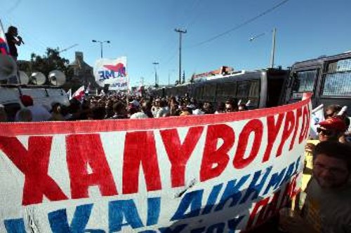 Από συγκέντρωση αλληλεγγύης έξω από την «Ελληνική Χαλυβουργία», τον Ιούλη του 2012