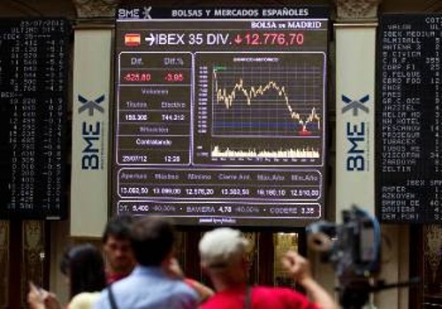 Η ισπανική οικονομία βυθίζεται στην κρίση, βάζοντας «φωτιά στα τόπια» της Ευρωζώνης και παγκόσμια