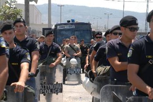 Η αστυνομοκρατούμενη πλέον «Χαλυβουργία Ελλάδας» δείχνει ξεκάθαρα τις διαθέσεις της κυβέρνησης να εξυπηρετήσει τον Μάνεση και να κάμψει τον αγώνα των απεργών