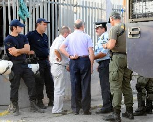 Οι επικεφαλής των αστυνομικών δυνάμεων παίρνουν τις σχετικές «εντολές» από τα διευθυντικά στελέχη του εργοστασίου