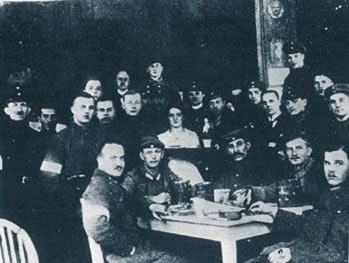 Αντεπαναστάτες στρατιώτες και αξιωματικοί στο ξενοδοχείο «Εντεν», μετά τη δολοφονία του Κ. Λίμπκνεχτ και της Ρ. Λούξεμπουργκ