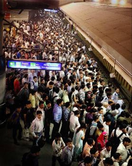 Εκατομμύρια άνθρωποι έμειναν χωρίς ρεύμα, με ιδιαίτερα προβλήματα στα ηλεκτροκίνητα μέσα μαζικής μεταφοράς, όπως το μετρό (φωτ.) στο Νέο Δελχί