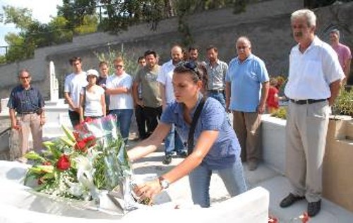 Αντιπροσωπεία της ΚΟ Αττικής του ΚΚΕ μπροστά από τον τάφο του ηγέτη του ΚΚΕ, Νίκου Ζαχαριάδη