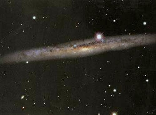 Ο NGC 4437 είναι ένας θεαματικός σπειροειδής γαλαξίας που απέχει 75 εκατ. έτη φωτός από τη Γη και μας δείχνει την πλευρά του. Αποτελεί ένα από τα πρώτα ουράνια σώματα που μελέτησε το πρόγραμμα Χαρτογράφηση του Ουρανού. Οι σκοτεινές λωρίδες είναι νέφη αερίων και σκόνης στους εξωτερικούς βραχίονες του γαλαξία. Τα άλλα φωτεινά αντικείμενα σε μαύρο φόντο είναι άλλοι γαλαξίες ή αστέρια του δικού μας Γαλαξία.