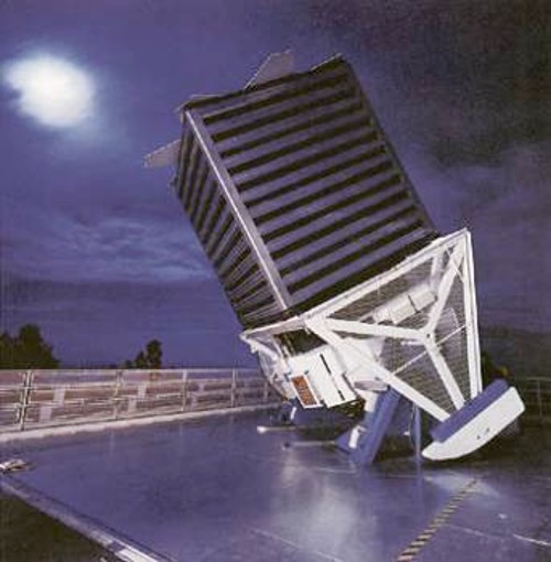 Τα περισσότερα τηλεσκόπια παρατηρούν τον ουρανό μέσα από κάποιο θόλο, αλλά όχι αυτό. Τις νύχτες που δε βρέχει, ο θόλος που καλύπτει το διαμέτρου 2,5 μέτρων τηλεσκόπιο αποσύρεται πλήρως. Η έκθεση στον αέρα επιτρέπει στο τηλεσκόπιο να κρυώσει ως τη θερμοκρασία περιβάλλοντος, ελαχιστοποιώντας την παραμόρφωση της εικόνας από τα ρεύματα θερμού αέρα. Ειδικές λαμαρίνες προστατεύουν τα ευαίσθητα εσωτερικά όργανά του, επιτρέποντας παράλληλα στη θερμότητα να διαφύγει.