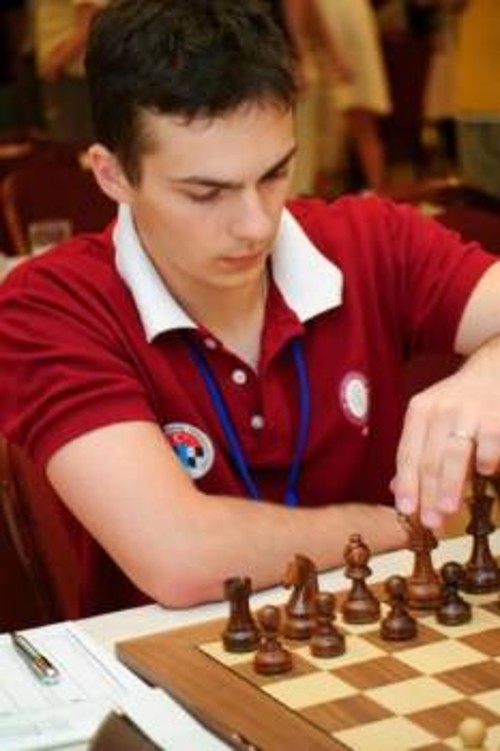 Ο μέχρι τον 6ο γύρο επικεφαλής του Παγκόσμιου Πρωταθλήματος Νέων 2012 Αλεξάντερ Ιπατόβ