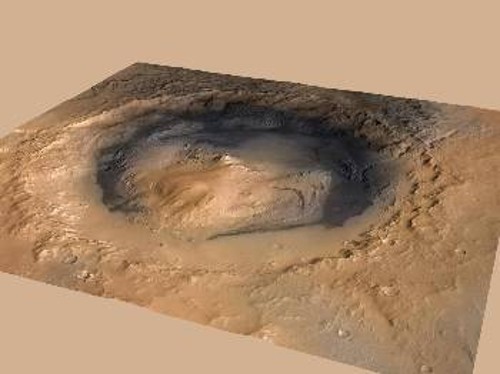 Στη μέση και προς τα κάτω σημειώνεται με ανοιχτό πράσινο χρώμα το σημείο προσεδάφισης του Curiosity και με γαλάζιο η ελλειπτικού σχήματος περιοχή στην οποία διασπάρθηκαν τα βοηθητικά τμήματα του συστήματος καθόδου της διαστημοσυσκευής