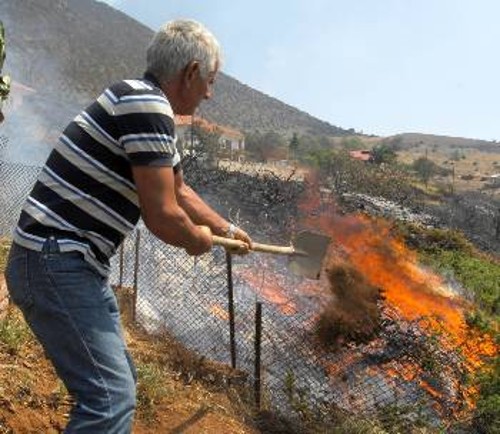 Οι κάτοικοι δίνουν μάχη με τις φλόγες στην Καλαμπάκα