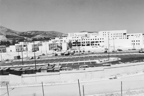 Η στελέχωση του Πανεπιστημιακού Νοσοκομείου του Χαϊδαρίου θα γίνει με μετεγκατάσταση κλινικών, τμημάτων και εργαστηρίων του Πανεπιστημίου Αθηνών, τα οποία σήμερα είναι διάσπαρτα σε διάφορα νοσοκομεία του Λεκανοπεδίου