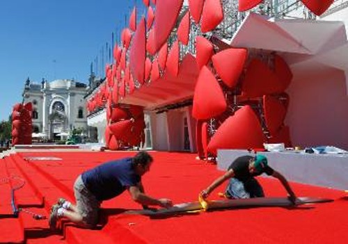 Εργάτες ετοιμάζουν το περίφημο κόκκινο χαλί του Φεστιβάλ Κινηματογράφου της Βενετίας