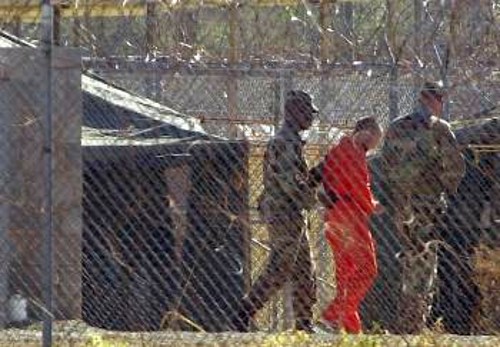 Ο μεσαίωνας των βασανιστηρίων εισβάλλει ξανά, στο όνομα της τρομοκρατίας. Φωτογραφία από τη Βάση Γκουαντανάμο στην Κούβα όπου κρατούνται οι Αφγανοί Ταλιμπάν...
