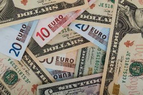Η παρέμβαση της FED στις ΗΠΑ οδηγεί σε υποτίμηση του δολαρίου έναντι του ευρώ, με αποτέλεσμα τα προϊόντα της Ευρωζώνης να γίνονται ακριβότερα στην παγκόσμια αγορά