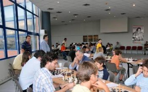 Aποψη από Ανοιχτό Σκακιστικό Τουρνουά στο Περιστέρι. Χαρακτηριστική είναι η αντιμετώπιση ισχυρών και μεγάλων σε ηλικία, εκ μέρους των μικρών σκακιστών !